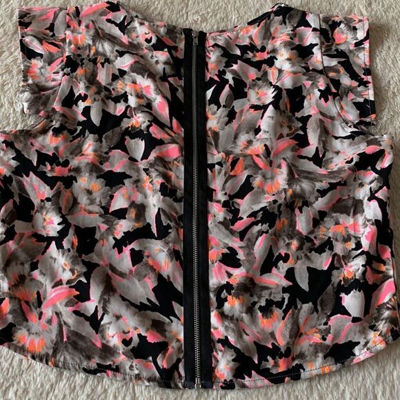 B Jewel crop top size medium - Picture 9 of 16